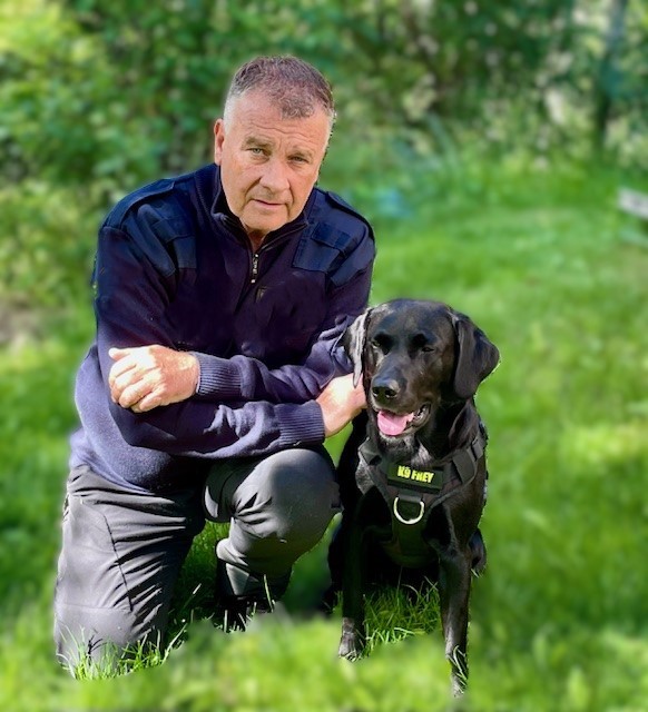 Mats Lindmark och narkotikahunden Frey