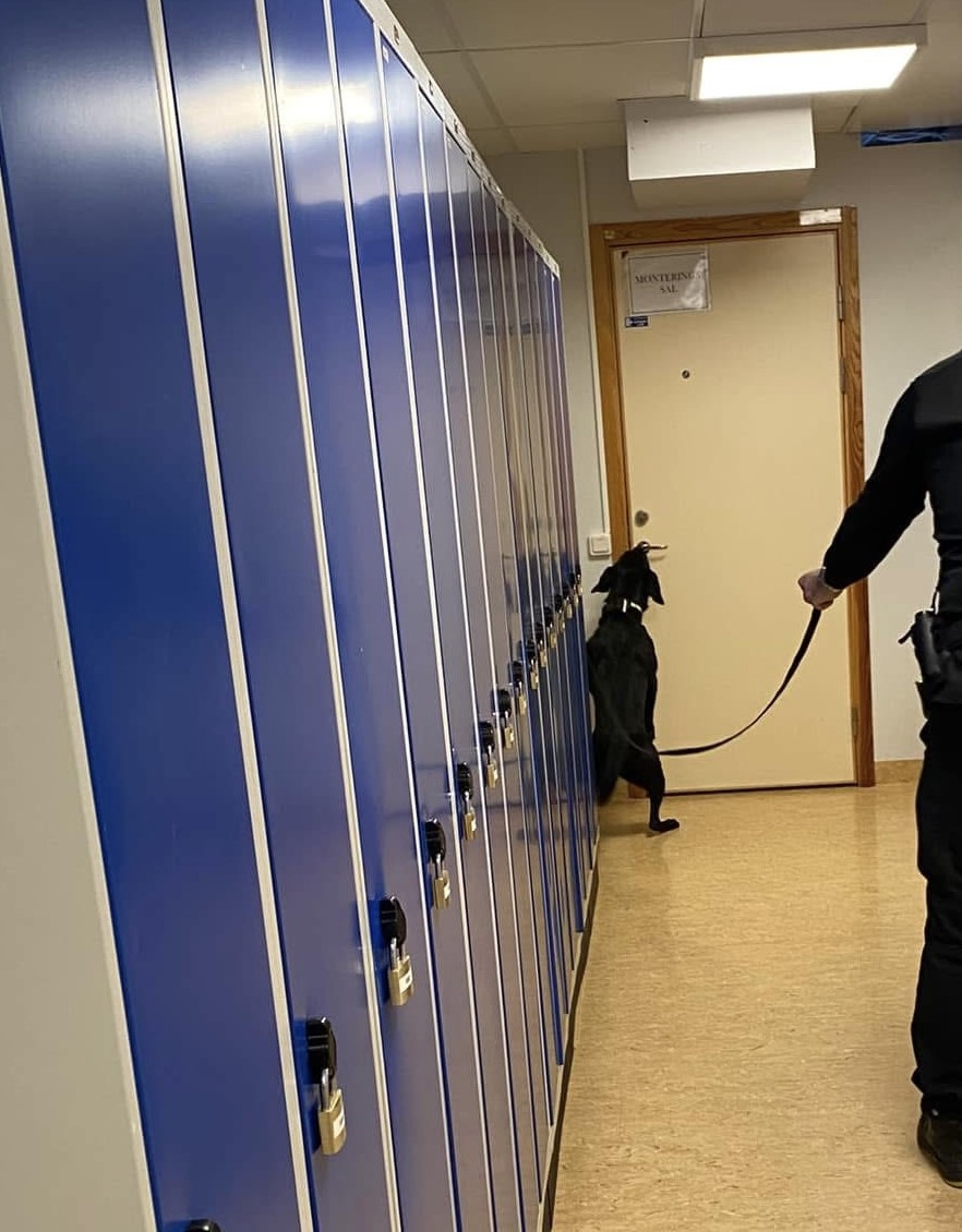 Narkotikasök i ett omklädningsrum